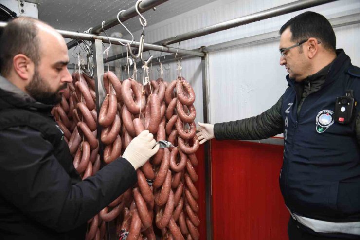 Bursa’da 700 kilo bozuk sucuk piyasaya sürülmeden imha edildi