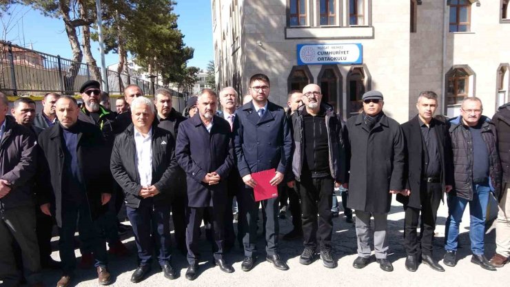 Saldırıya uğrayan okul müdürüne destek verdiler