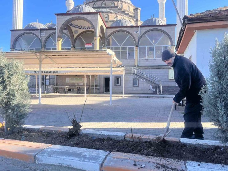 Gönüllü olarak cami önündeki çiçeklerin bakımını yapıyor