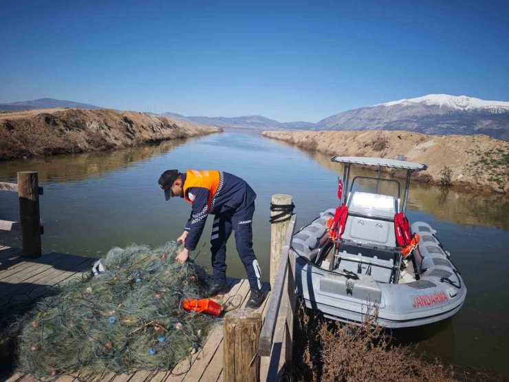 Işıklı Barajında kaçak avcılığa geçit yok 5 bin metre ağ ele geçirildi