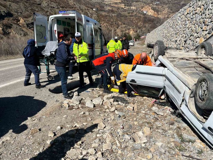 Gümüşhane’de otomobil ters döndü: 2 yaralı