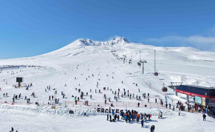 Erciyes, ara tatil ve Ramazan Bayramı’nda kayakseverleri bekliyor