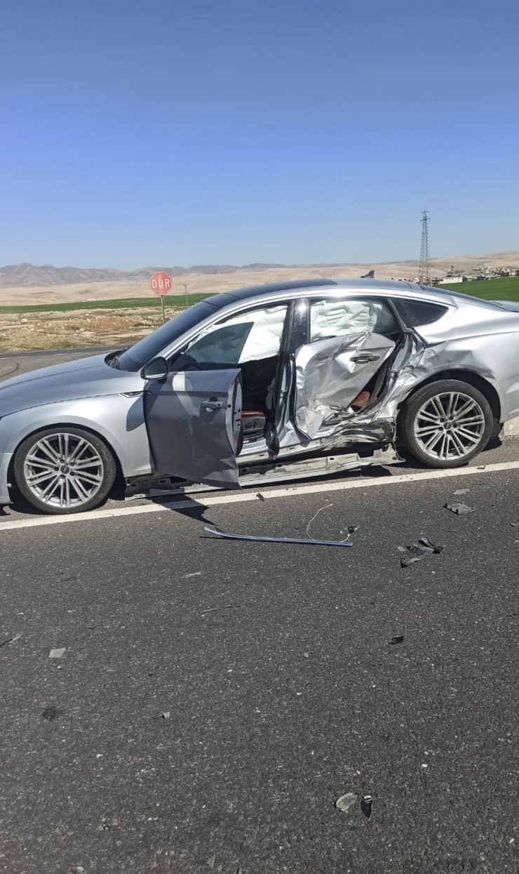 Mardin’de otomobiller çarpıştı: 3 yaralı