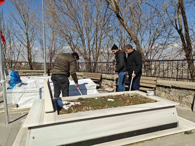 Muş’ta bayram öncesi şehit mezarlıklarında bakım ve temizlik yapıldı