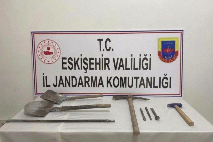 Kaçak kazı yapan 3 şüpheli suçüstü yakalandı
