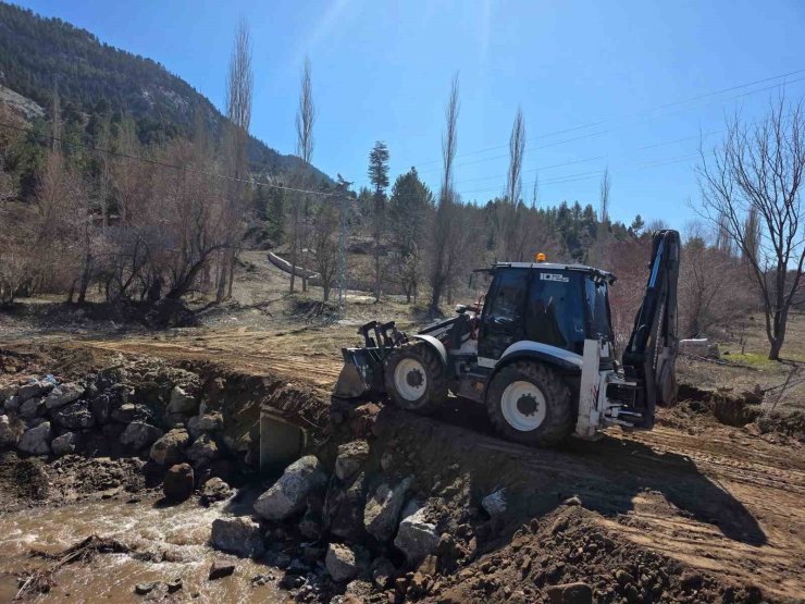 Yağışlar sonrası kapanan yol yeniden ulaşıma açıldı