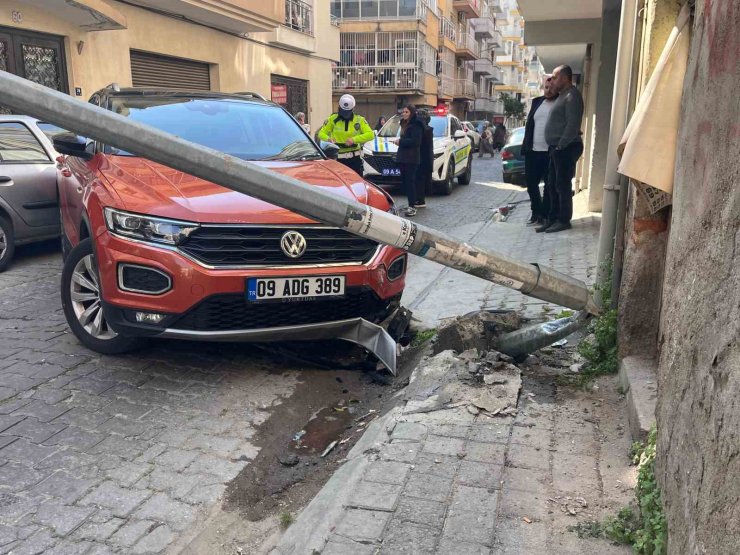 Kontrolden çıkan otomobil aydınlatma direğini devirdi