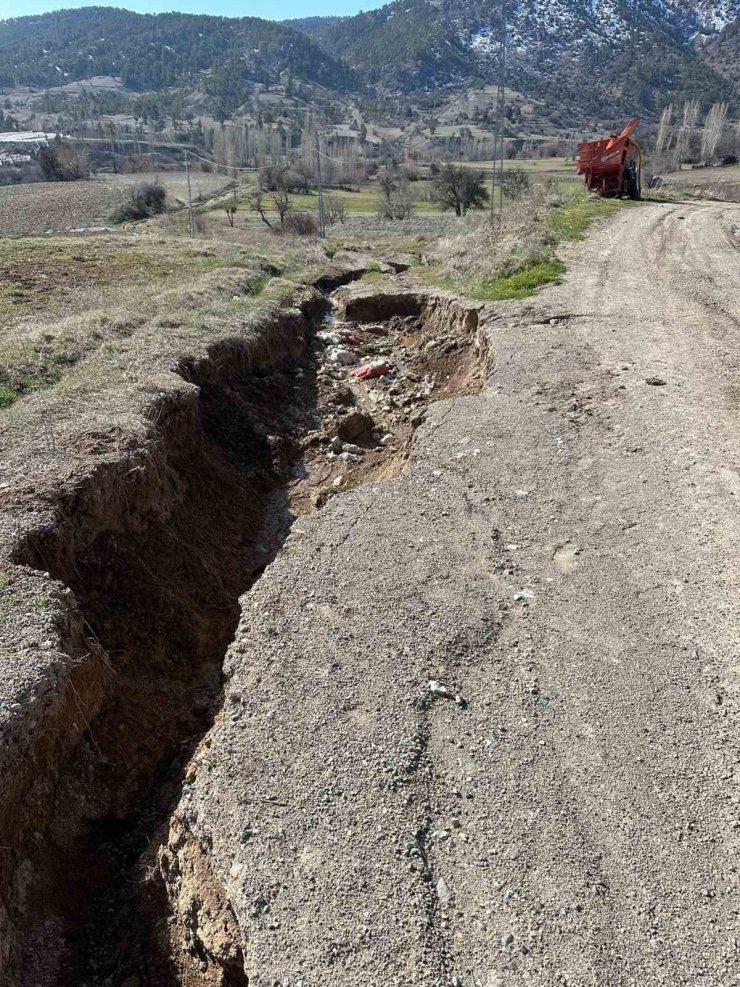 Çameli Belediyesi yol bakım çalışmalarına hız kesmeden devam ediyor