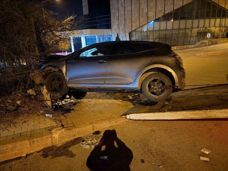 Elazığ’da otomobil istinat duvarına çarptı: 1 yaralı