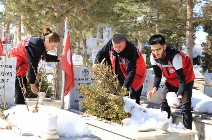 Şehit kabirleri bayram öncesi ziyaret ediliyor