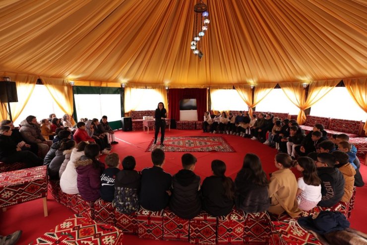 Otağ çadırında minik kitapseverler için imza günü