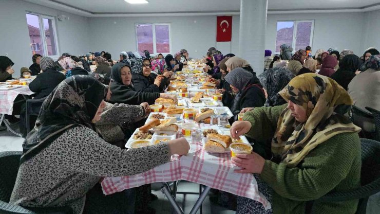 Kadınlar dinleniyor, tüm köylü Ramazan boyunca aynı sofrada buluşuyor