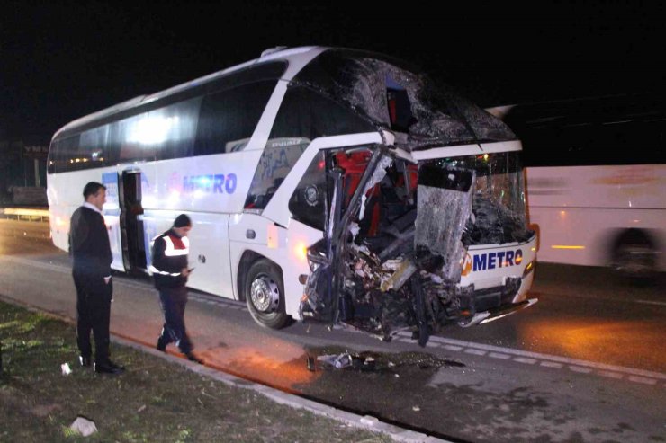 Amasya’da yolcu otobüsü ile tırın çarpıştığı kazada 11 yaralı