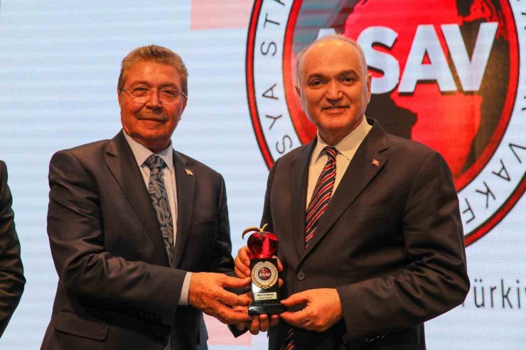 Başkan Özlü’ye ‘Kızıl Elma’ Ödülü