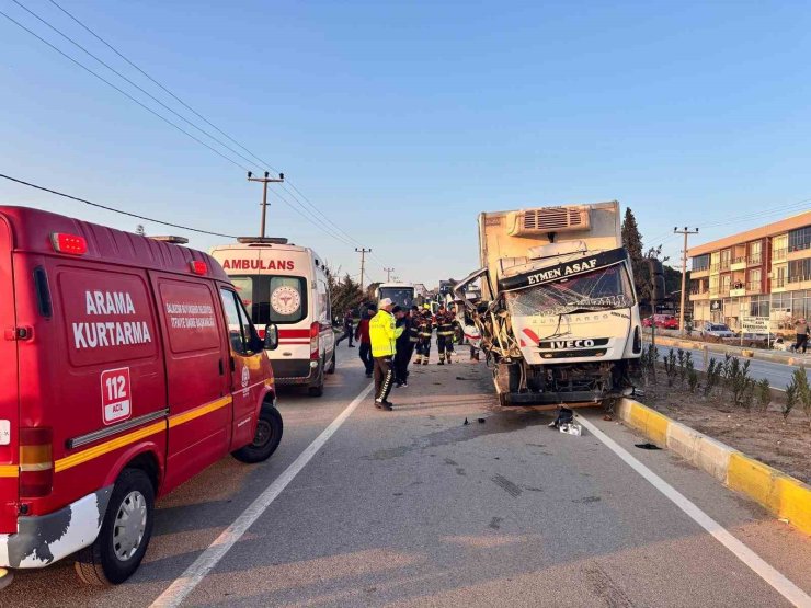 Balıkesir’deki kamyon ile traktör çarpıştı: 2 yaralı