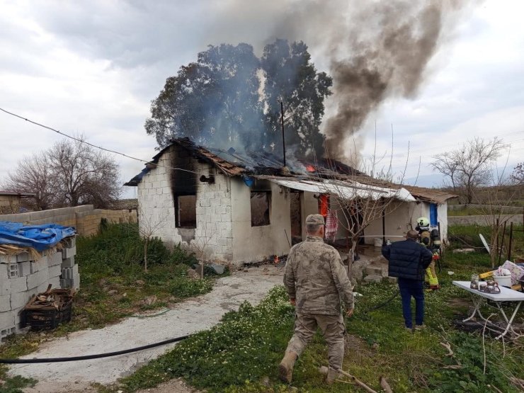 Kırıkhan’da müstakil ev alevlere teslim oldu