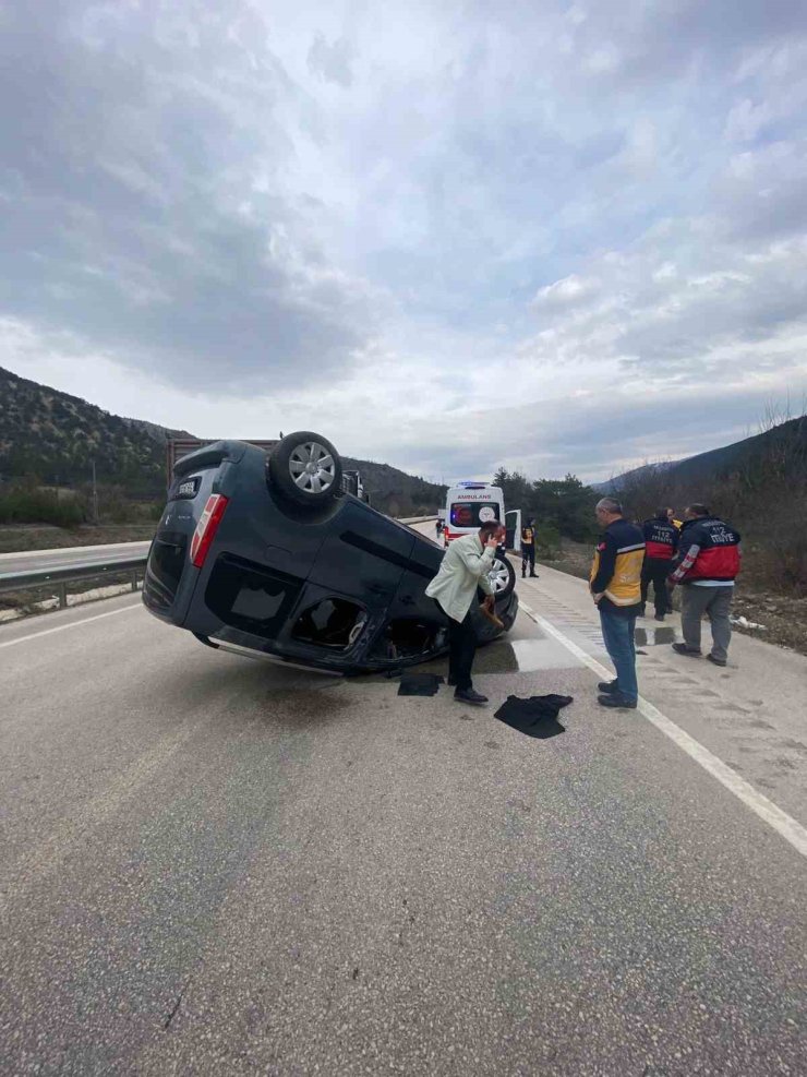 Ters dönen araçtan sağ kurtuldu