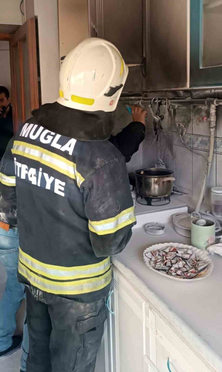 Evde çıkan yangın ev sahibinin müdahalesi ile söndürüldü