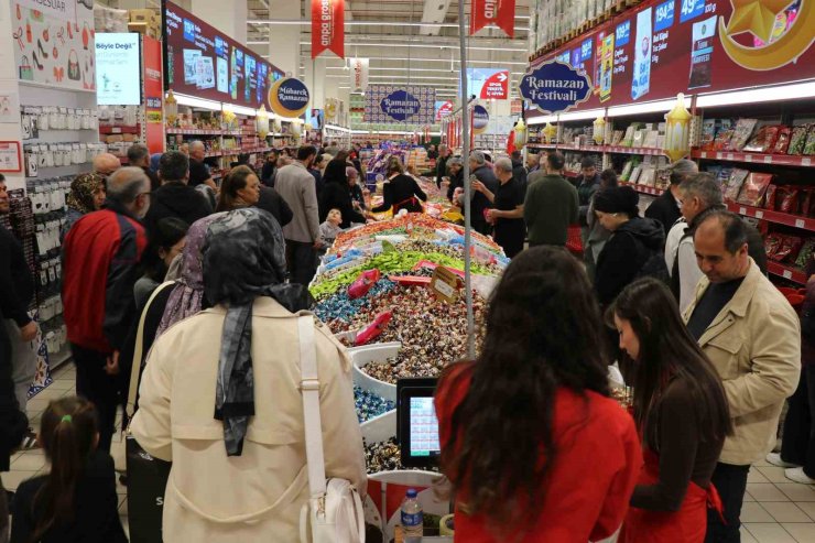 Denizli’de Ramazan Bayramı öncesi indirim kampanyaları yoğun ilgi görüyor