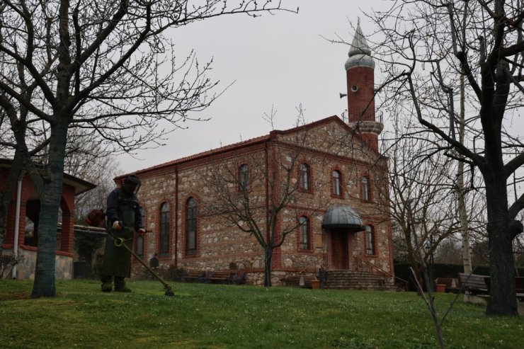 Kartepe’de bayram öncesi camilerde temizlik çalışması yapıldı