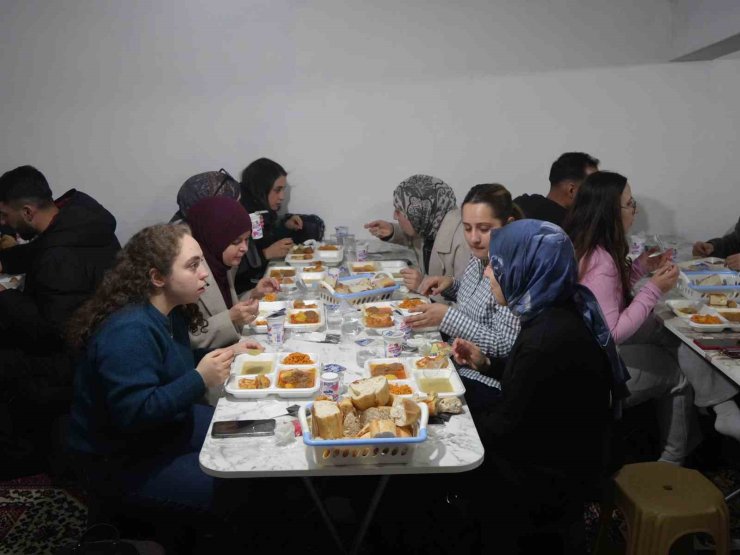 Üniversite öğrencileri oruçlarını köyde kurulan iftar sofrasında açtı