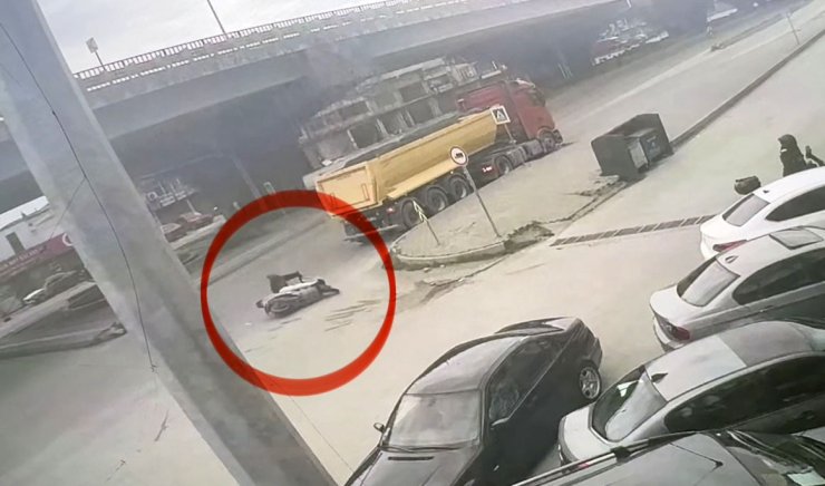 Motosikletli tırın altına girmekten son anda kurtuldu