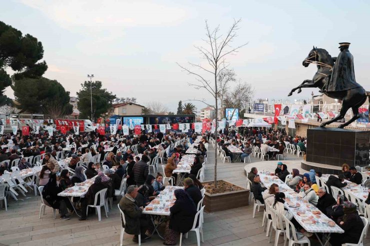Alaşehir’de yüzlerce kişi iftarda buluştu