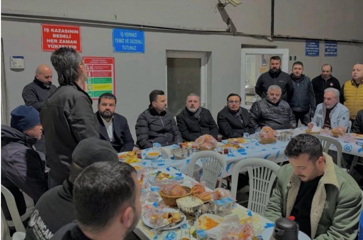Sincan Belediye Başkanı Ercan gece mesaisi yapan belediye çalışanlarıyla sahur yaptı