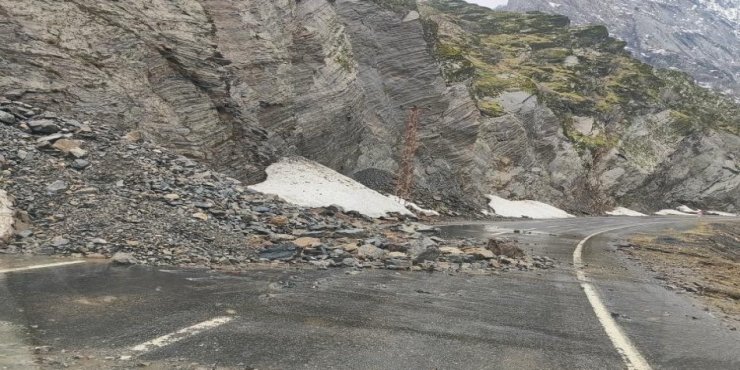 Şırnak-Beytüşşebap yolundaki heyelan nedeniyle trafik akışı durdu