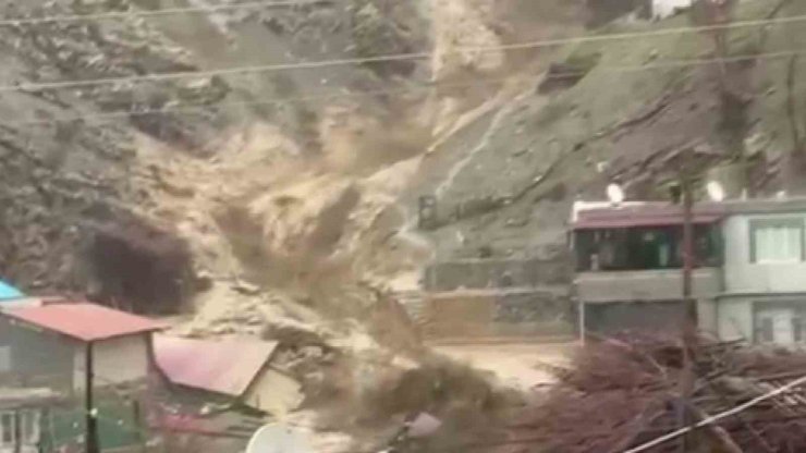 Güvenlik görevlisi son anda kaçtı, köpek sel sularıyla mücadele etti