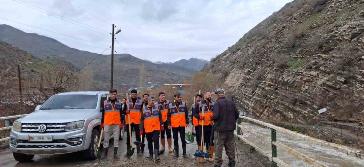 Sel sonrası 50 hayvan telef oldu, 2 ahır kullanılamaz hale geldi