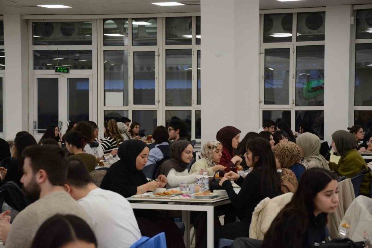 Anadolu Üniversitesi öğrencileri Kadir Gecesi’nde iftar sofrasında buluştu