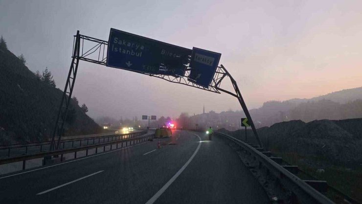 Damperi açılan tır trafik levhasına çarptı: 1 yaralı