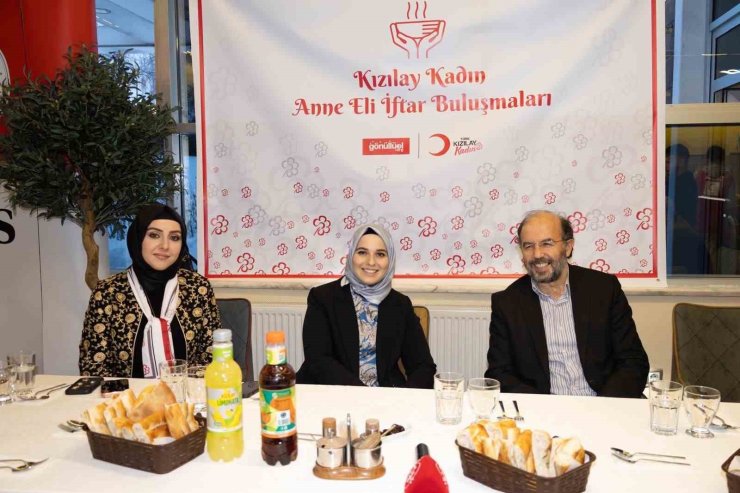 Kızılay Kadın’dan anlamlı iftar: Yetimler unutulmadı