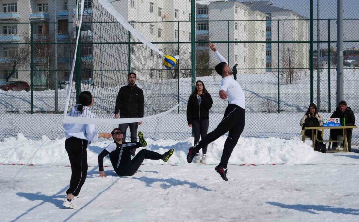 Kampüste kar voleybolu heyecanı