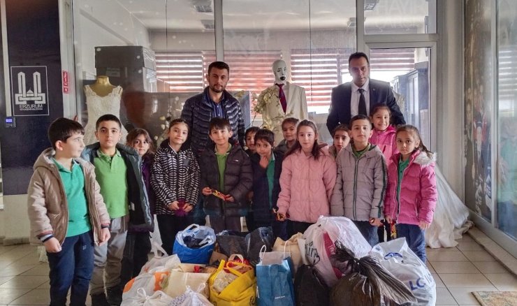 Öğrencilerden Hayır Çarşısı’na gıda bağışı