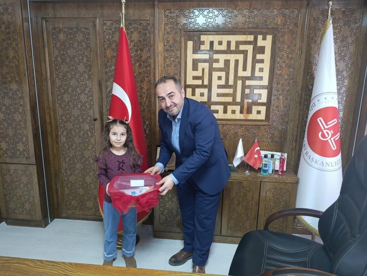 Kumbaradaki harçlıklarını ihtiyaç sahibi ailelere bağışladılar