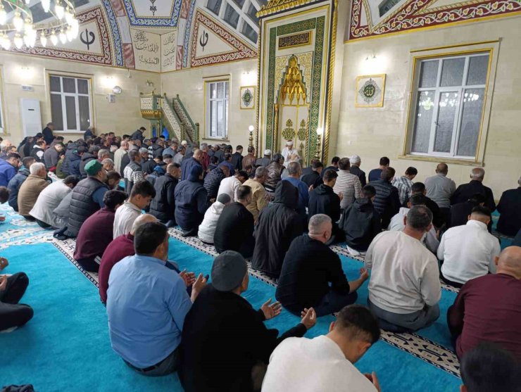 Selendi’de Kadir Gecesi’nde camiler dolup taştı