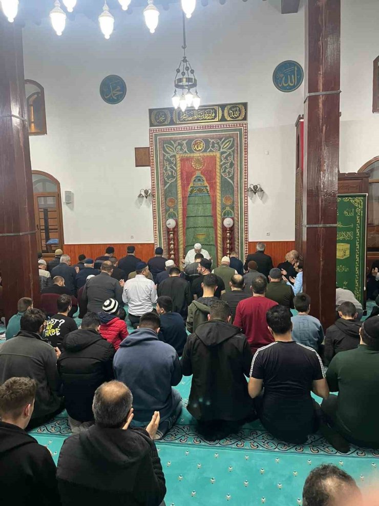 Tercan’da vatandaşlar Kadir Gecesi’nde camileri doldurdu