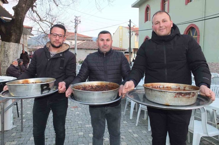 Balıkesir’de geleneksel köy iftarı yüzlerce vatandaşı buluşturdu