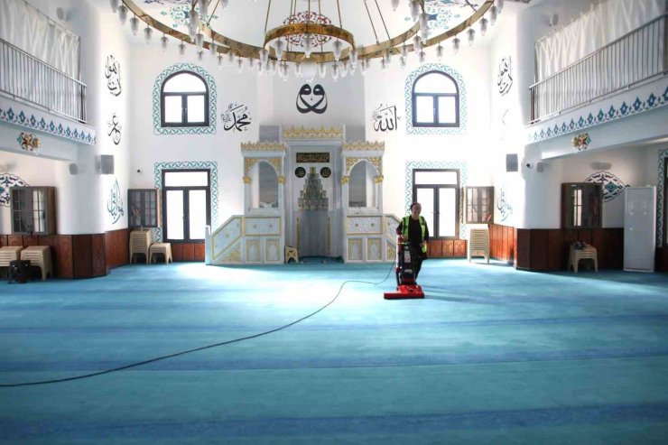 Yüreğir Belediyesi’nden ibadethanelerde bayram temizliği