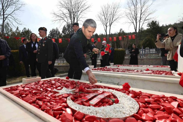Protokol üyelerinden şehitlik ziyareti