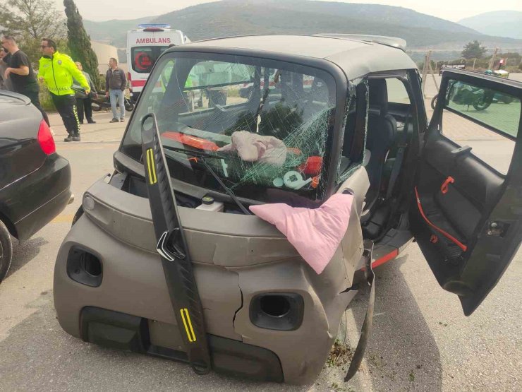 Kuşadası’nda otomobil ile elektrikli araç kafa kafaya çarpıştı: 4 yaralı