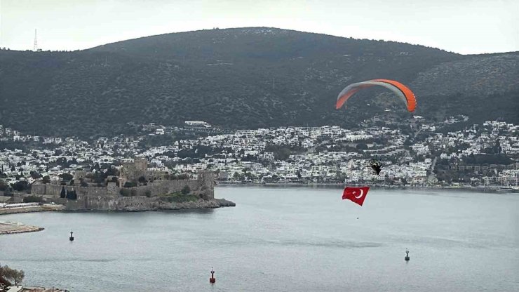 Bodrum semalarında 18 mart mesajı: Dev Türk bayrağıyla anlamlı uçuş