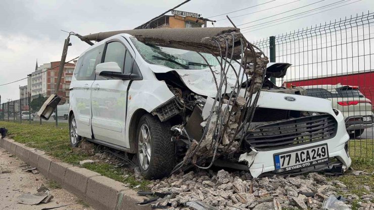 Bursa’da direğe çarpan otomobildeki, 2 kişi yaralandı