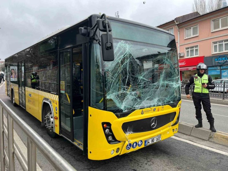 Üsküdar’da iki İETT otobüsü çarpıştı