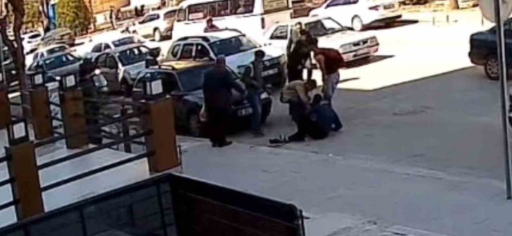 Yola fırlayan çocuklar otomobile çarptı