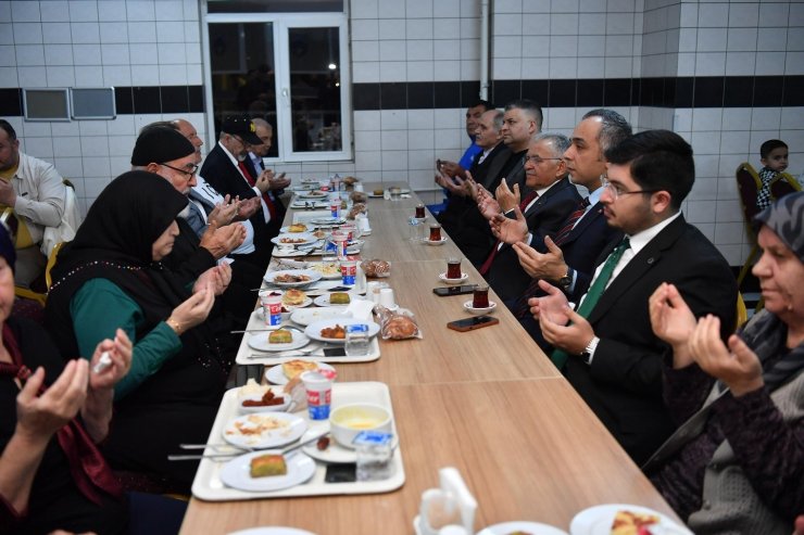 Başkan Büyükkılıç, Cumhurbaşkanı ile bayramlaştı, ’iftara 5 kala’ programına ve huzurevi gönül sofrasına katıldı