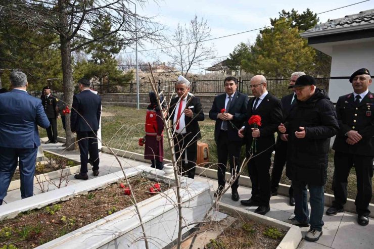 Kırşehir’de şehit kabirlerine karanfil bırakıldı