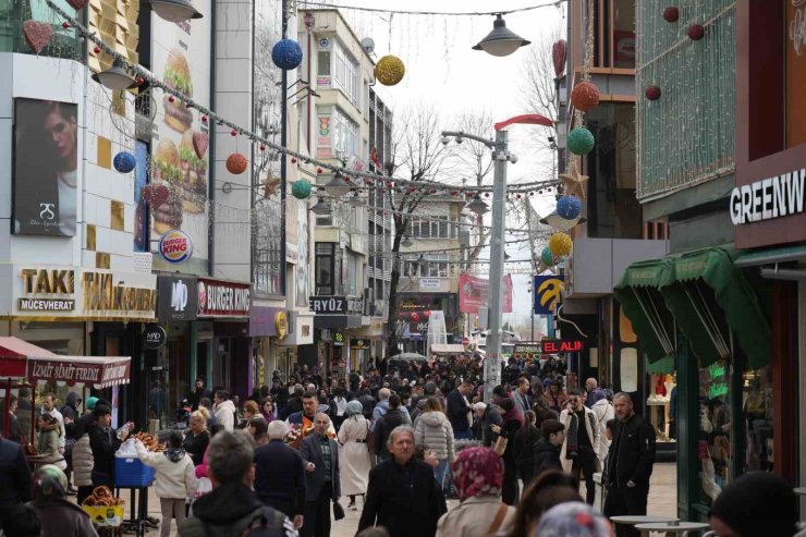 İzmit sokaklarında bayram alışverişi hareketliliği: Adım atacak yer kalmadı